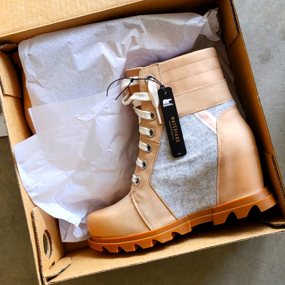 Sorel Joan of Artic boots NWT- sz 8